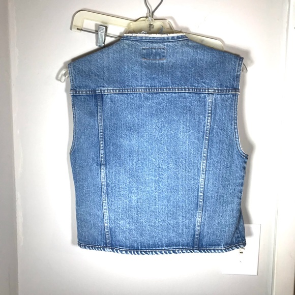 Arizona sleeve and collar less distressing around the neck. - Picture 2 of 3